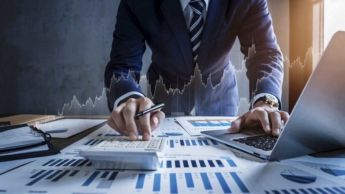 المحاسب و مراقب الحسابات - Accountants and Auditors